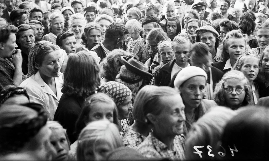 Mustavalkoisessa vanhassa kuvassa iso väkijoukko.