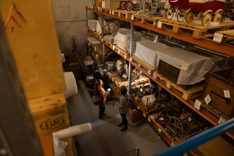 Korkeita varastoyllyjä yläviistosta kuvattuna.